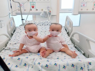 Trúc Nhi-Diệu Nhi được tháo nẹp hoàn toàn, tạo dáng với khẩu trang